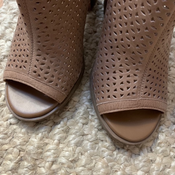 Lucky Brand beige open toed booties - Picture 2 of 6